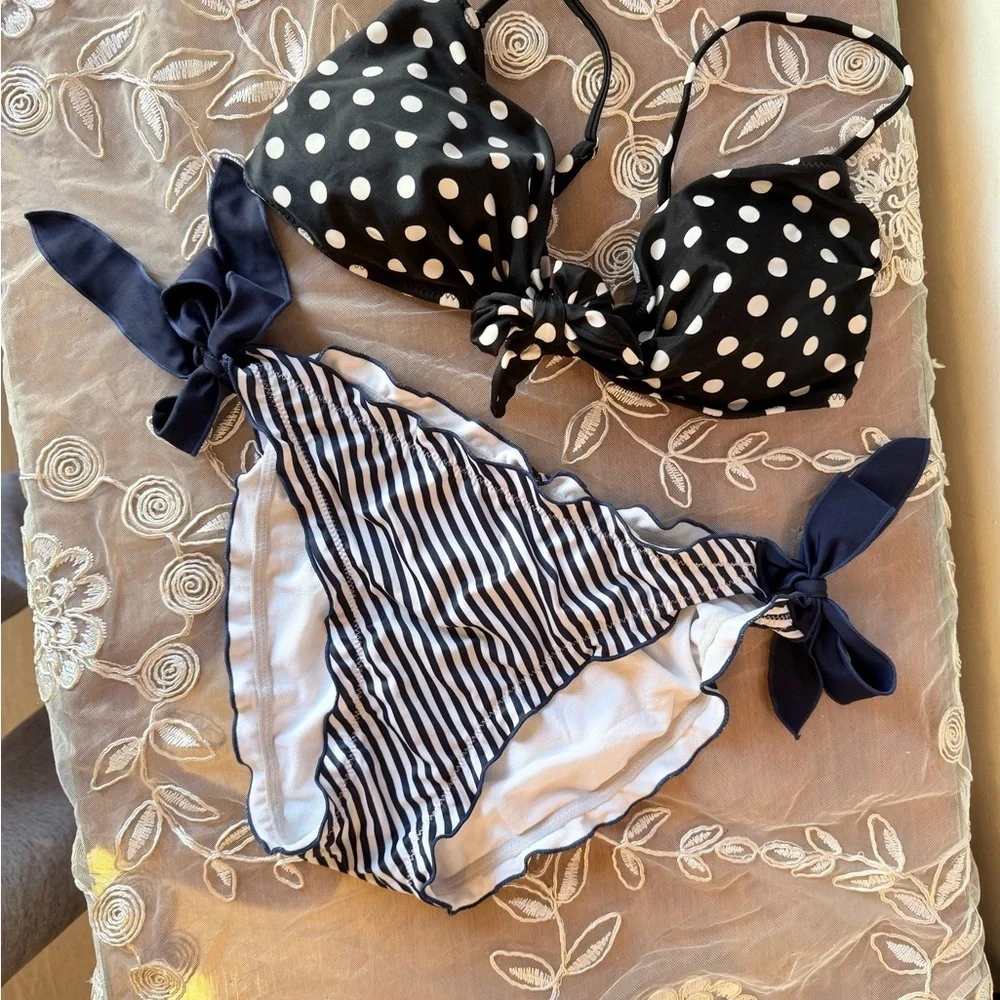3 Tops 2 Bottoms Old Navy. Blue & Black. Blue Floral/Blue Stripes/Black Polka.